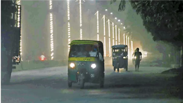सिविल लाइंस के पास चौराहे से धुंध के बीच गुजरते राहगीर l जागरण