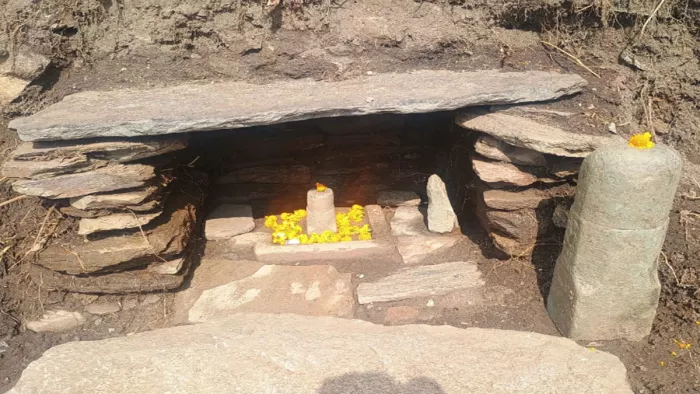 Mysterious Shivling: विशालकाय शिवलिंग उभरकर सामने आ गया। Jagran