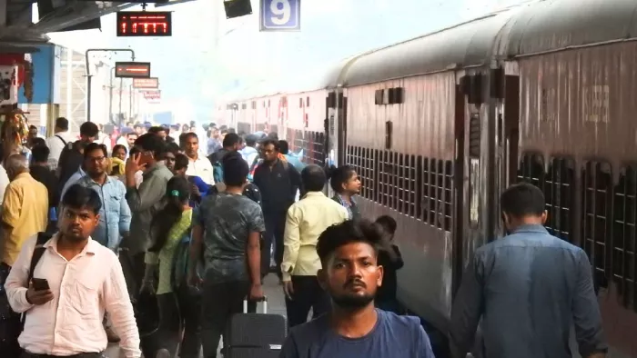 छठ बाद पूर्वांचल में वापसी करने वालों की संख्या बढ़ गई है। जागरण