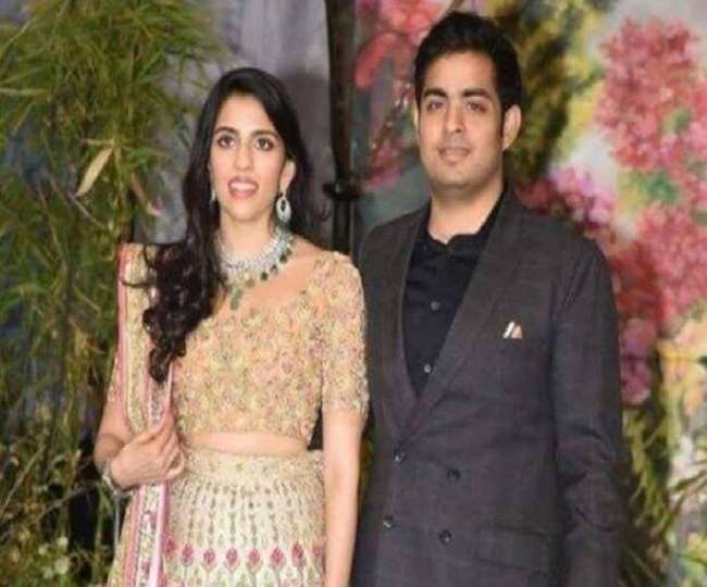 मुकेश अंबानी के बेटे आकाश व बहु श्लोका की फाइल फोटो
