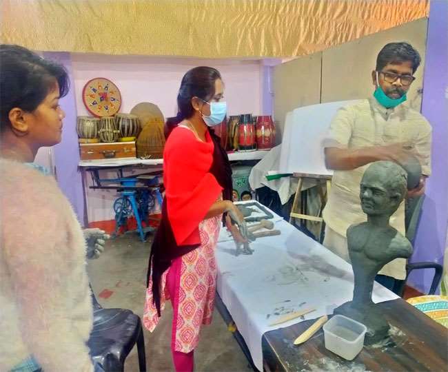 मिट्टी से मूर्ति निर्माण की कला सीखा रहे दिलेश्‍वर लोहरा आप भी जानें