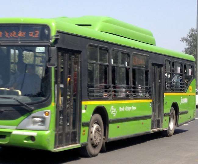 बात आगे बढ़ता देख कंडक्टर खुद युवती के पास गए और कहा कि आप बैठ जाइए।