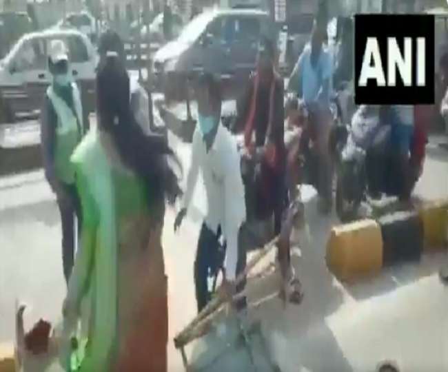 डी रेवती ने टोल प्लाजा के कर्मचारी को थप्पड़ मारा।