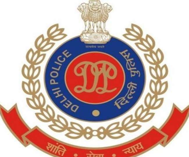 दिल्ली पुलिस ने लड़कों के खिलाफ मामला दर्ज कर घटना की तहकीकात शुरू कर दी है।
