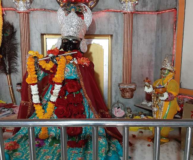 न रप र क ब जर ज म द र म एक स थ व र जम न ह श र क ष ण व म र क म र त य ज न ए र चक तथ य Shri Krishana And Meera Statue Established Together In Brijraj Temple Of