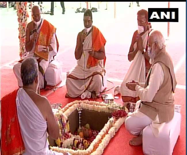 नए संसद भवन की आधारशिला रख रहे पीएम मोदी।