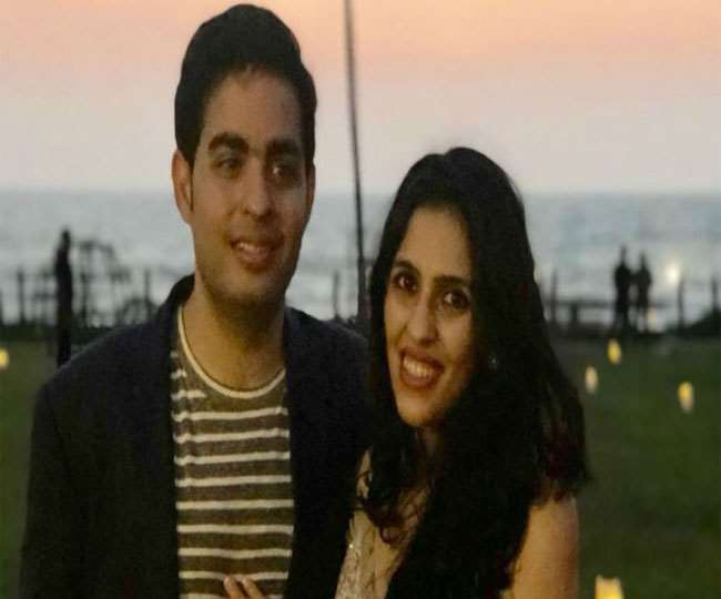 मीडिया रिपोर्ट्स के मुताबिक आकाश अंबानी श्लोका को बचपन से पसंद करते थे।