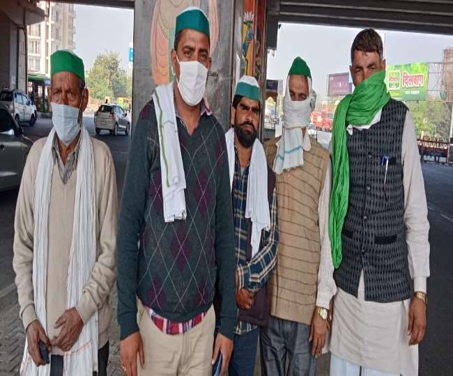 सिंघु बॉर्डर पर बैठे किसान हरियाणा की तरफ करीब पांच किलोमीटर तक सड़क पर कब्जा जमाए हुए हैं।