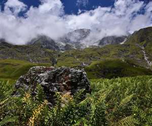चारो तरफ बिखरी हरियाली और बादलों से घिरा आसमान