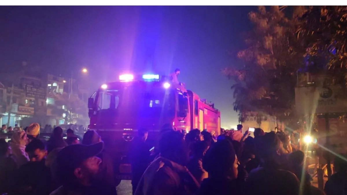 Delhi News: दिल्ली के भलस्वा इलाके में लगी आग, फायरब्रिगेड की बारह गाड़ियों की मशक्कत से बुझाई गई आग