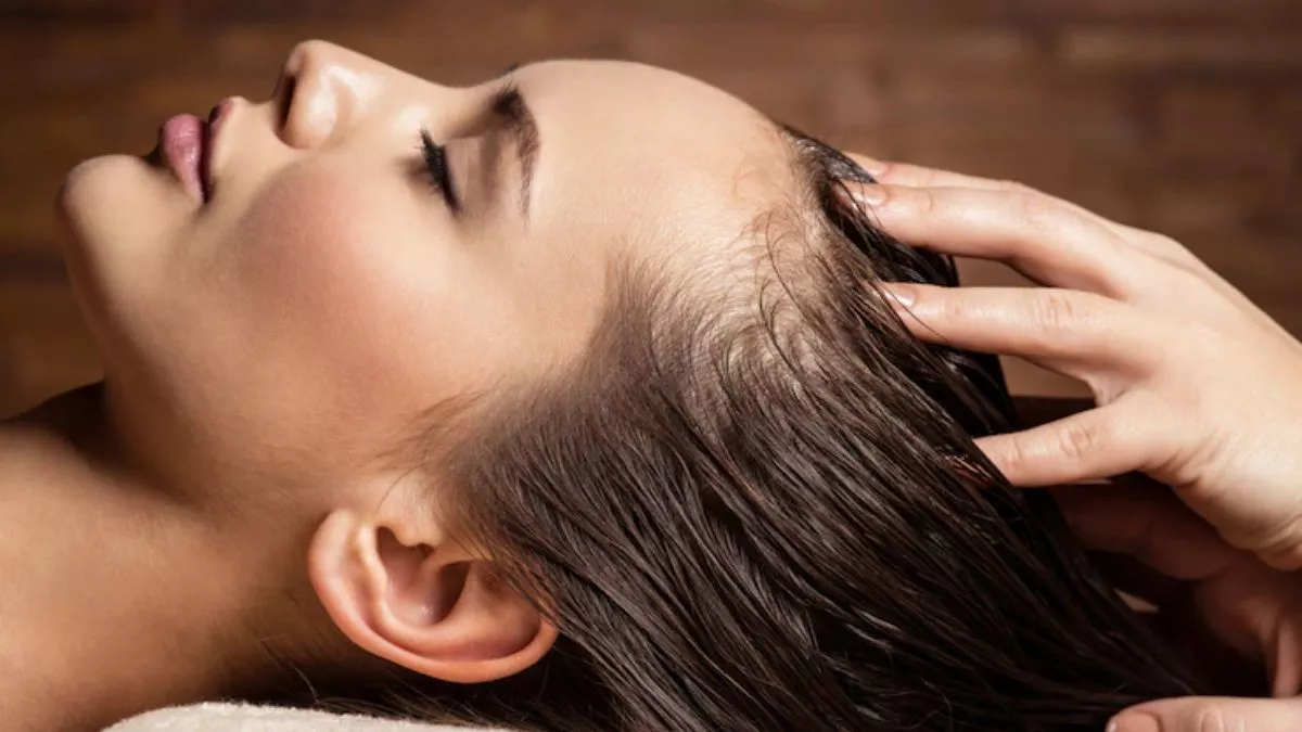 Hair Care Tips: मजबूत बालों के लिए हेयर केयर में शामिल करें तिल का तेल,  जानें कैसे करें इस्तेमाल - hair care tips how to use sesame oil
