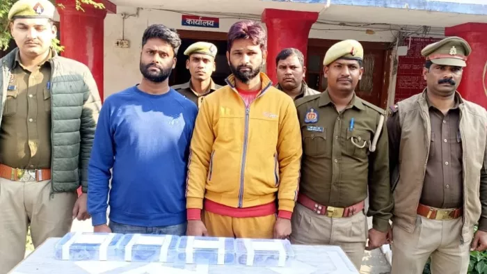 महाराजगंज थाना में पकड़ कर लाए गए गिरफ्तार रिंकू सिंह एवं सत्येंद्र सिंह। जागरण