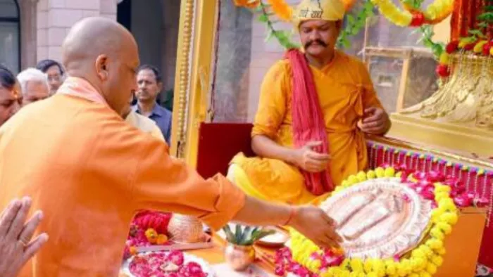 Ayodhya: कश्मीर से कन्याकुमारी तक भारत को एक सूत्र में पिरोएगी रामचरण पादुका यात्रा