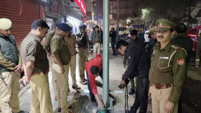 खंभे के नीचे से अचानक उठने लगा बिना आग का धुआं