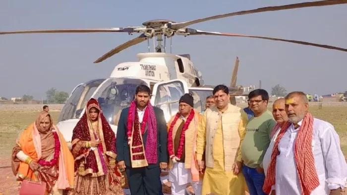 हेलीकाप्टर से श्रीदाऊजी के दर्शन करने पहुंचे नव विवाहित दंपति का स्वागत करते रिसीवर आरके पांडेय । फोटो जागरण