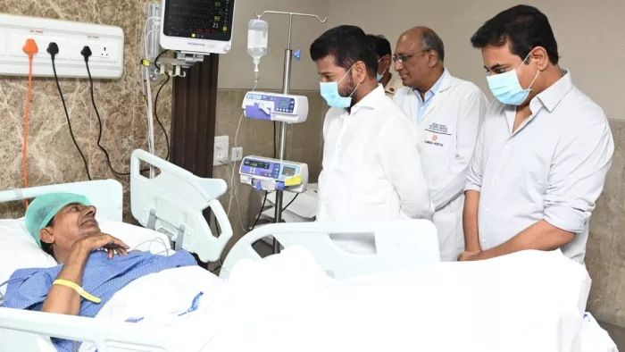 केसीआर से मिलने यशोदा अस्पताल पहुंचे तेलंगाना के मुख्यमंत्री रेवंत रेड्डी (Image: ANI)