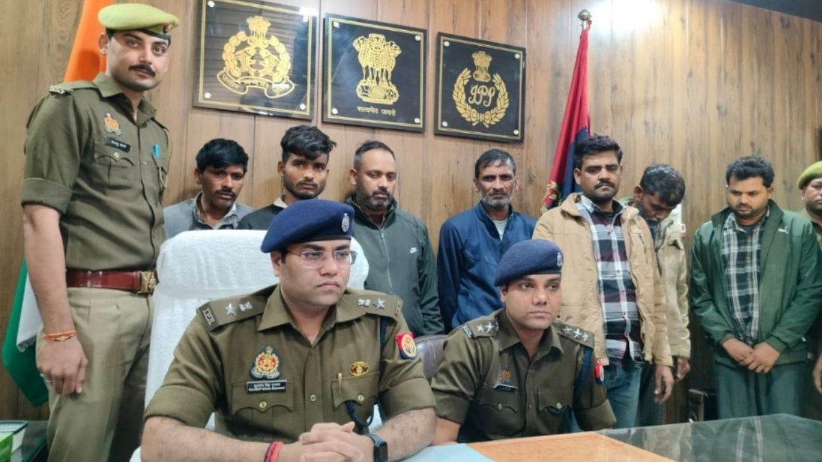 https://www.jagranimages.com/images/newimg/10122023/10_12_2023-sambhal_police_arrests_fake_currency_gang_members_23600885.jpg