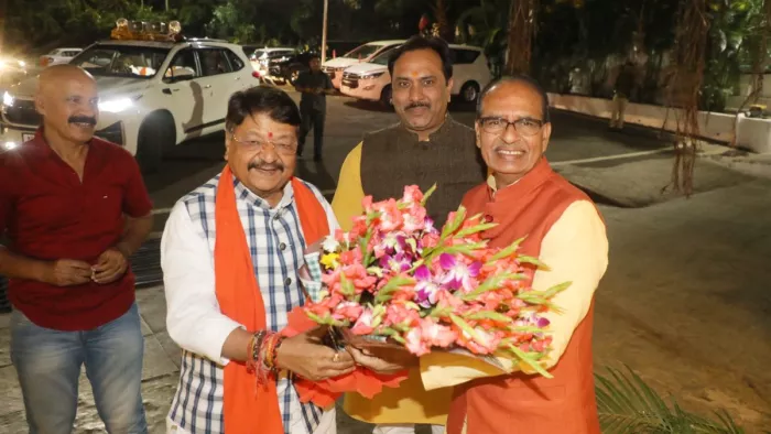 भाजपा महासचिव कैलाश विजयवर्गीय (बाएं) और निवर्तमान मुख्यमंत्री शिवराज सिंह चौहान (दाएं) (फोटो: एएनआई)