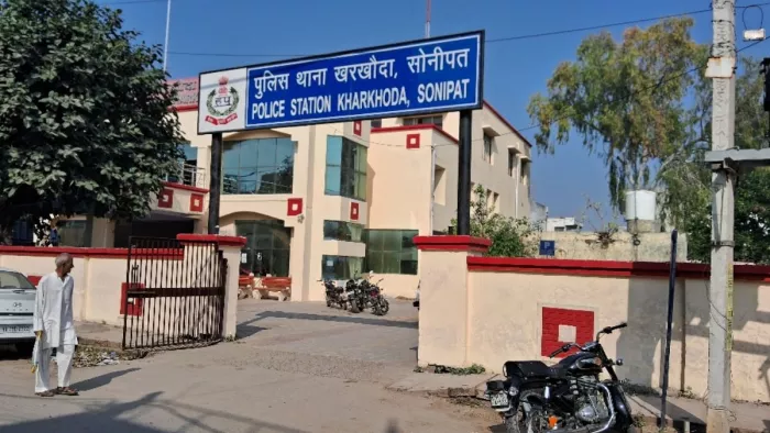 दोनों मामलों में पुलिस ने पोस्टमार्टम करवा शव स्वजन को सौंपे