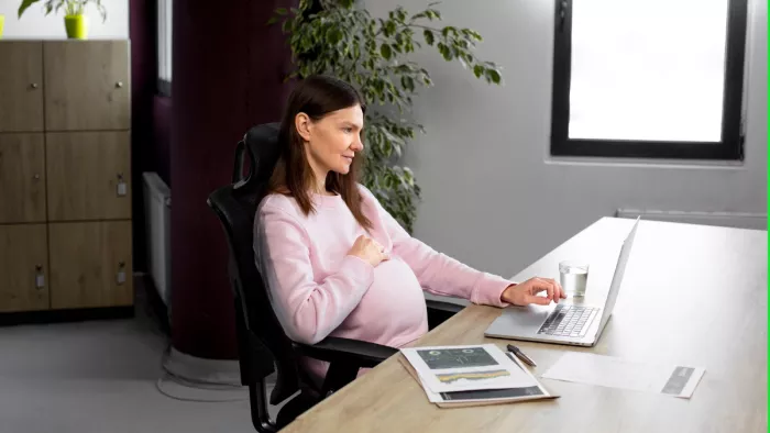 Work and Pregnancy: प्रेगनेंसी में काम को ऐसे करें मैनेज