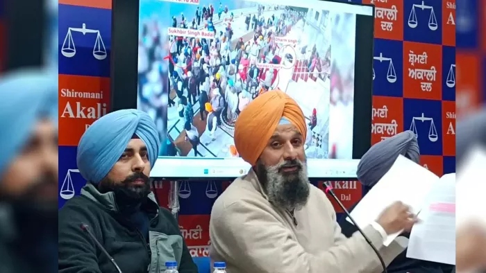 कैप्शन: अकाली नेता ब्रिक्रम सिंह मजीठिया पत्रकारों से बातचीत करते हुए। जागरण