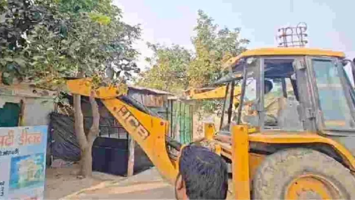 शताब्दी नगर में अवैध कब्जे को तोड़ती बैकहो लोडर। केडीए