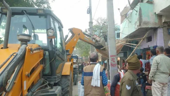 बुलडोजर से अवैध अतिक्रमण के खिलाफ की गई कार्रवाई (फोटो - जागरण)