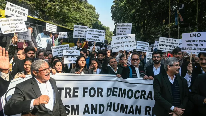 हिंदुओं पर अत्याचार के खिलाफ बांग्लादेश एंबेसी के बाहर हिंदू संगठनों ने किया मार्च।