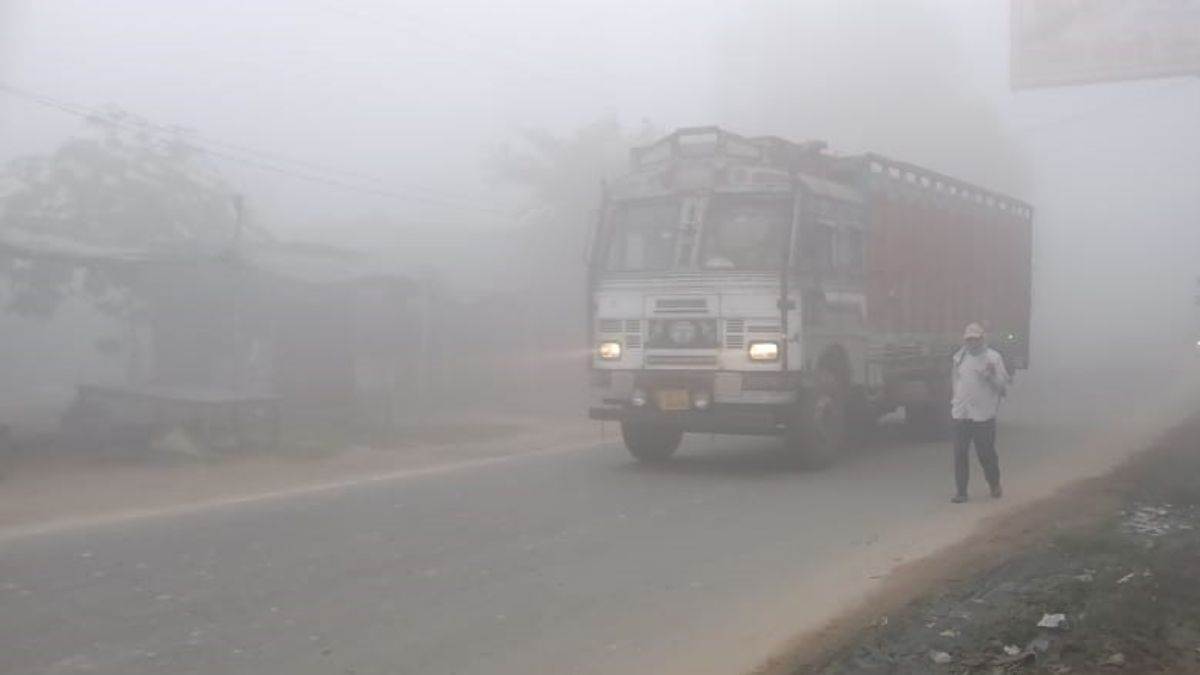 https://www.jagranimages.com/images/newimg/10122024/10_12_2024-fog_in_amroha_23845361_81040472.jpg