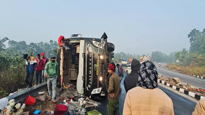 हजारीबाग में शादी में जा रही बस दुर्घटनाग्रस्त (जागरण फोटो)