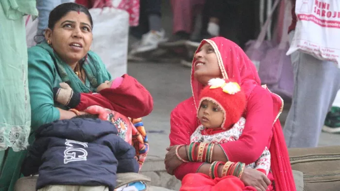 हिसार बस स्टैंड पर ठंड में महिलाएं अपने बच्चों को ठंड से बचाने का प्रयास करतीं हुई। (फोटो- जागरण)
