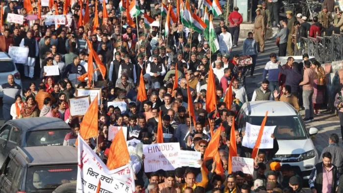बांग्लादेश में हिंदुओं पर अत्याचार के खिलाफ जम्मू में हिंदू समुदाय ने विशाल प्रदर्शन किया।
