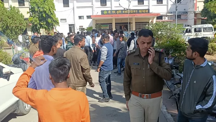 भगवंत राव मंडलोई कृषि महाविद्यालय में विवाद। (Photo JNN)