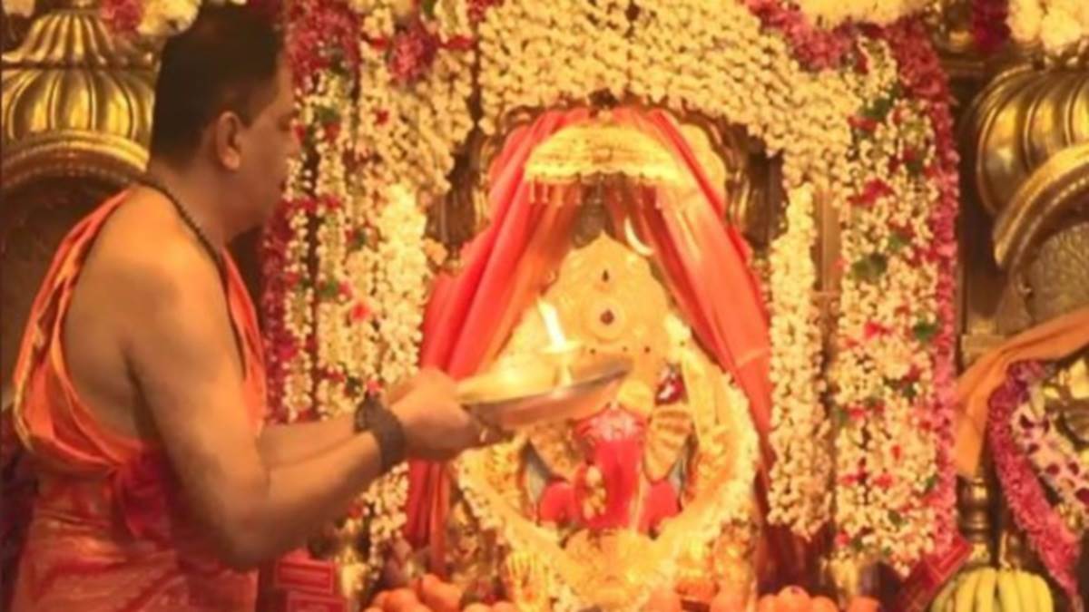 https://www.jagranimages.com/images/newimg/10122024/10_12_2024-siddhivinayak_temple_closed_23845590.jpg