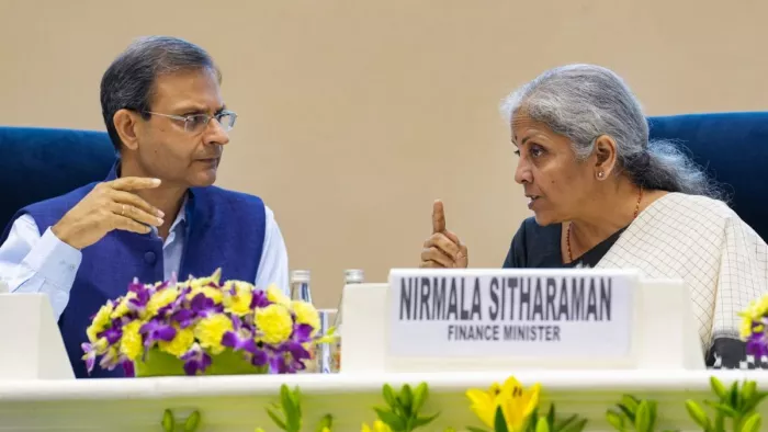 आरबीआई गवर्नर संजय मल्होत्रा के कार्यकाल में कई अहम फैसले होने की संभावना है।
