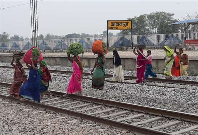 बाबतपुर रेलवे स्टेशन पर फुट ओवरब्रिज न होने से नागरिकों व यात्रियों को समस्याओं का सामना करना पड़ रहा है।