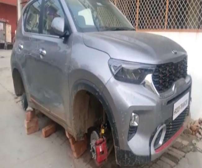 जींद में कार से रिम टायर चोरी करने के बाद ईंटों पर खड़ी कार।