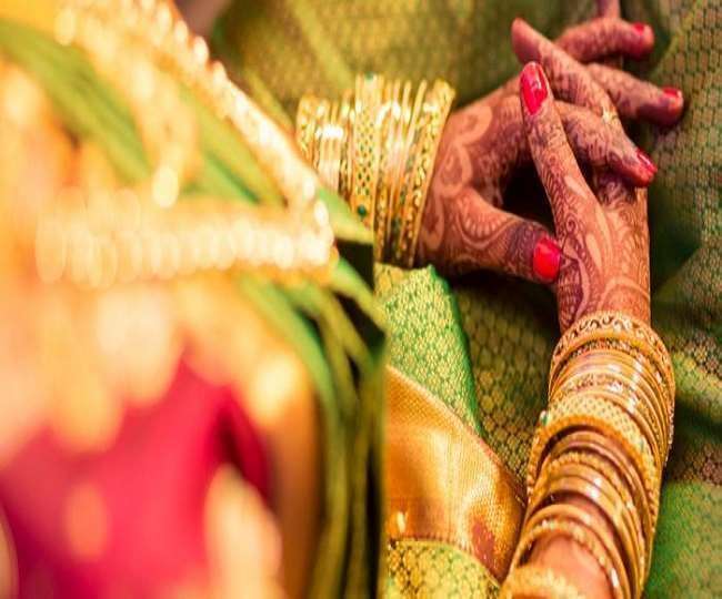कोर्ट में तारीख पर आने आने-जाने के दौरान युवती को वकील से हुआ प्यार