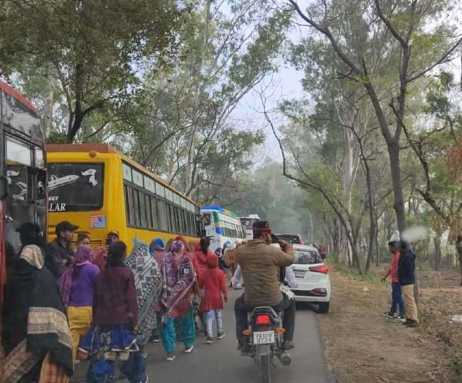 डेरा सच्चा सौदा के भंडारे में पहुंचते लोग। फाइल फोटो जागरण