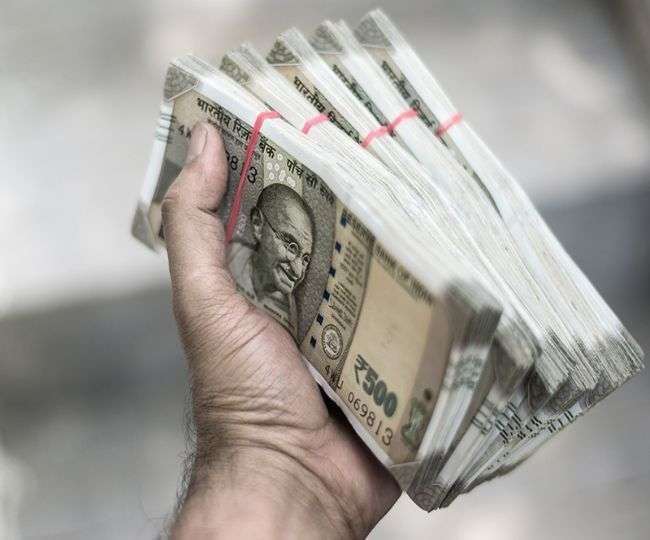 वीकेंड कर्फ्यू पर भी नहीं माने दिल्ली वाले, सिर्फ रविवार को लोगों से वसूला 74 लाख का जुर्माना