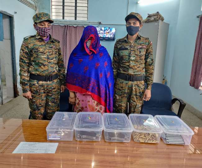 हथियार के जखीरे के साथ मुंगेर पुलिस ने तस्कर बीबी रौनक को गिरफ्तार किया है।