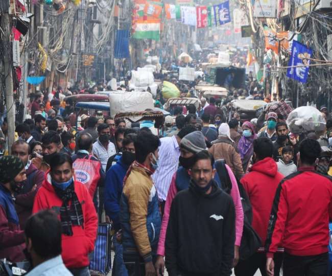 बिना मास्क व सोशल डिस्टेंसिंग के लोग खरीदारी करने के लिए बाजार पहुंचे।