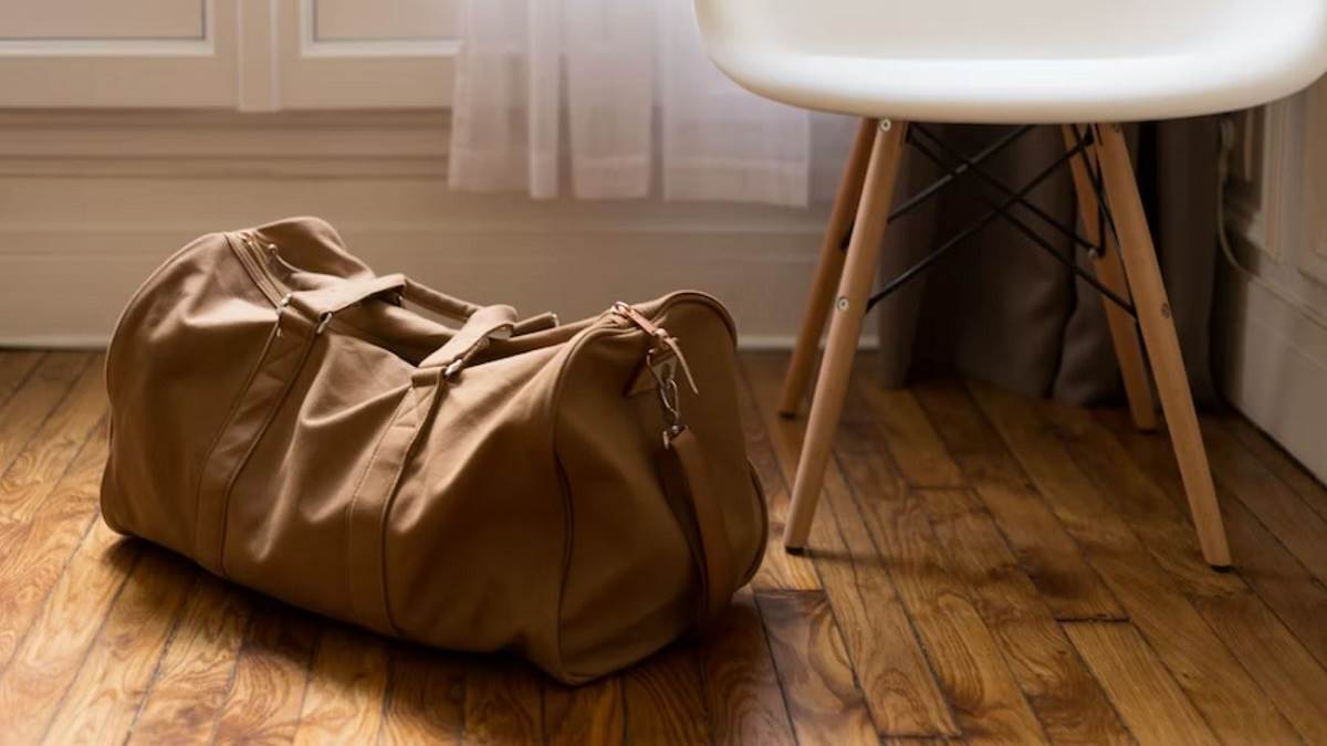 American Tourister Travel Bags: अपनी अलगी ट्रिप को बनाना है आसान? ट्राई करें इन कूल और स्टाइलिश डफल बैग्स को