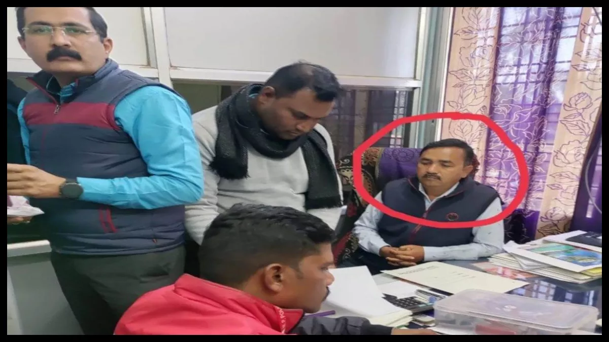 15 हजार रुपये रिश्वत लेते पकड़े गए नगर परिषद के उपयंत्री