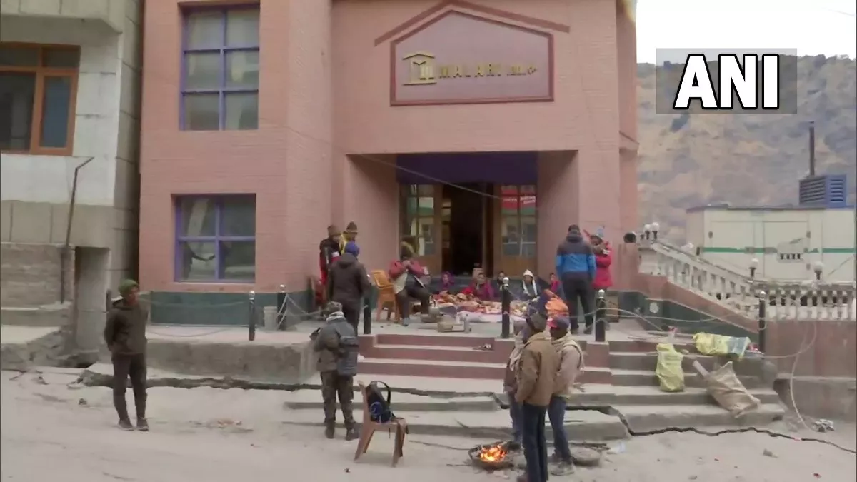 Joshimath News Live Update : दो दर्जन मकानों के दरारों की चौड़ाई बढ़ी, मुआवजे की मांग पर स्थानीय अड़े