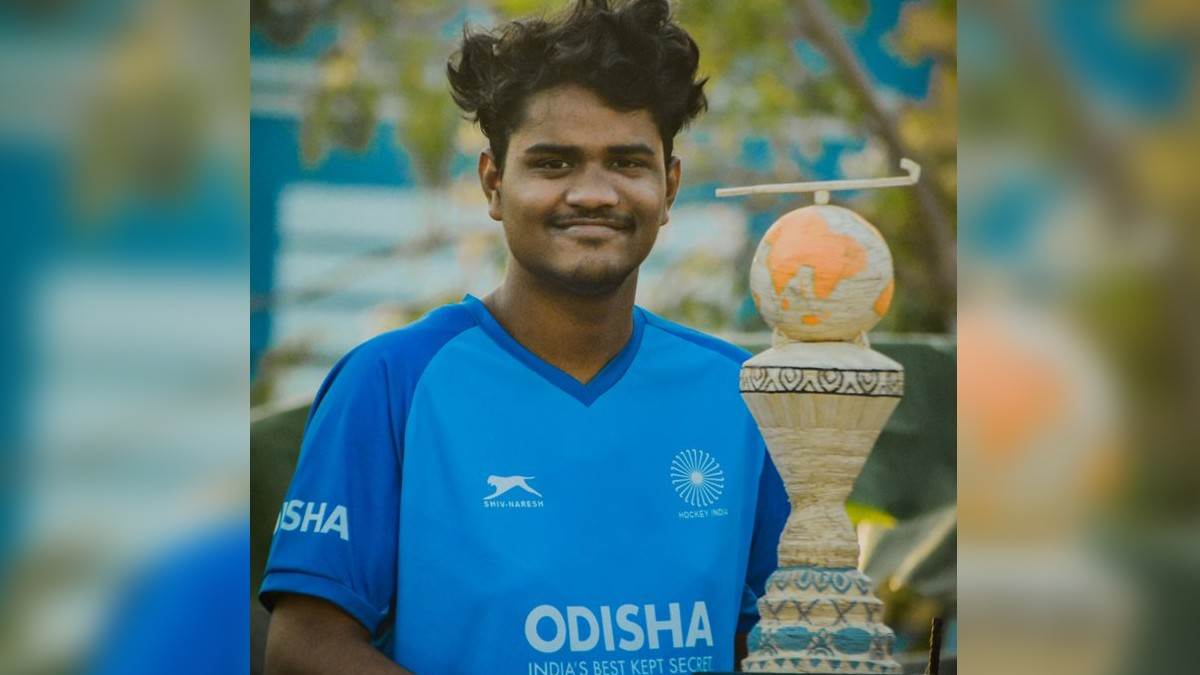 artist saswat ranjan sahoo created a replica model of men hockey world cup trophy with matchsticks
