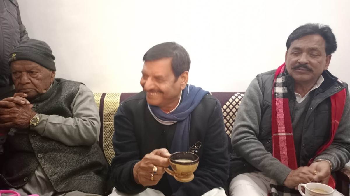 https://www.jagranimages.com/images/newimg/11012023/11_01_2023-shivpal_yadav_met_former_minister_of_state_thakur_bhola_singh_23291916.jpg