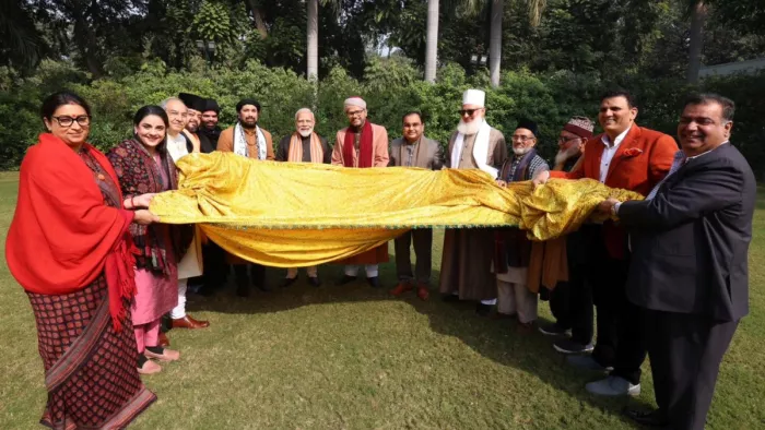 सालों से अजमेर शरीफ दरगाह पर चादर भेजते रहे हैं पीएम (फोटो एक्स)