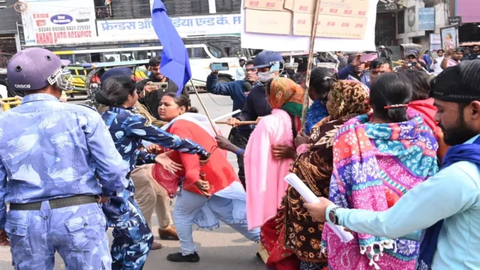 भीम आर्मी के महिला कार्यकर्तायों को हिरासत में लेती महिला पुलिस