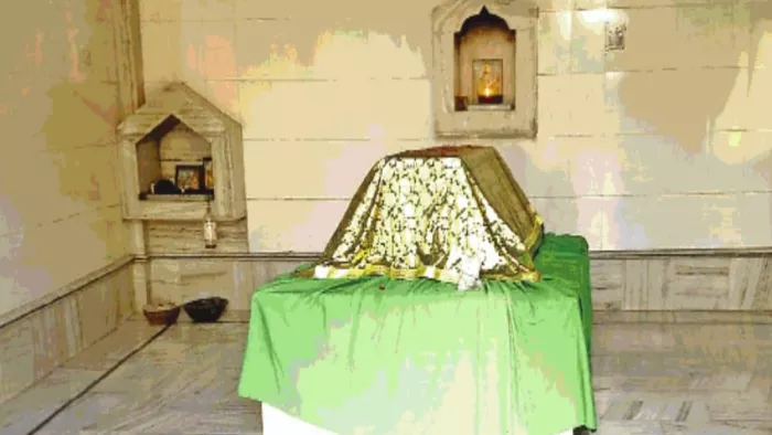 याकूत की मजार: यहां हर भूले-भटके आशिक को मिलता है उसका महबूब